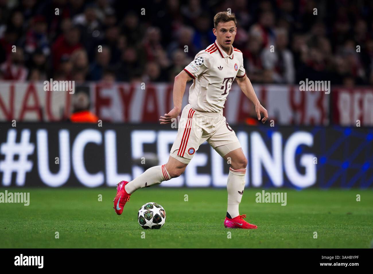 München, Deutschland. 8. April 2025. Joshua Kimmich vom FC Bayern München in der K.-o.-Phase der UEFA Champions League 2024/25 im Viertelfinale des ersten Legs zwischen dem FC Bayern München und dem FC Internazionale. Quelle: Nicolò Campo/Alamy Live News Stockfoto