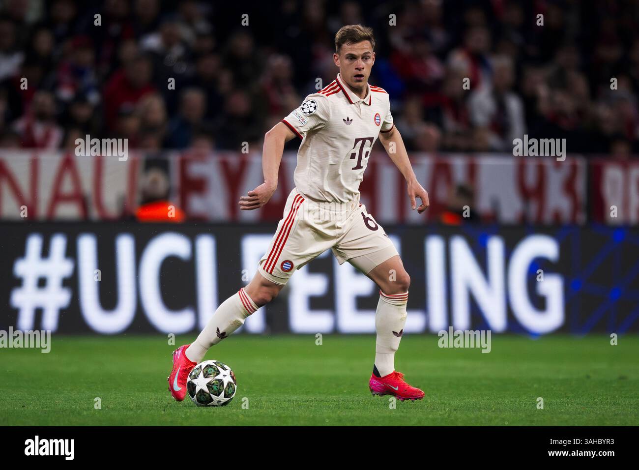 München, Deutschland. 8. April 2025. Joshua Kimmich vom FC Bayern München in der K.-o.-Phase der UEFA Champions League 2024/25 im Viertelfinale des ersten Legs zwischen dem FC Bayern München und dem FC Internazionale. Quelle: Nicolò Campo/Alamy Live News Stockfoto