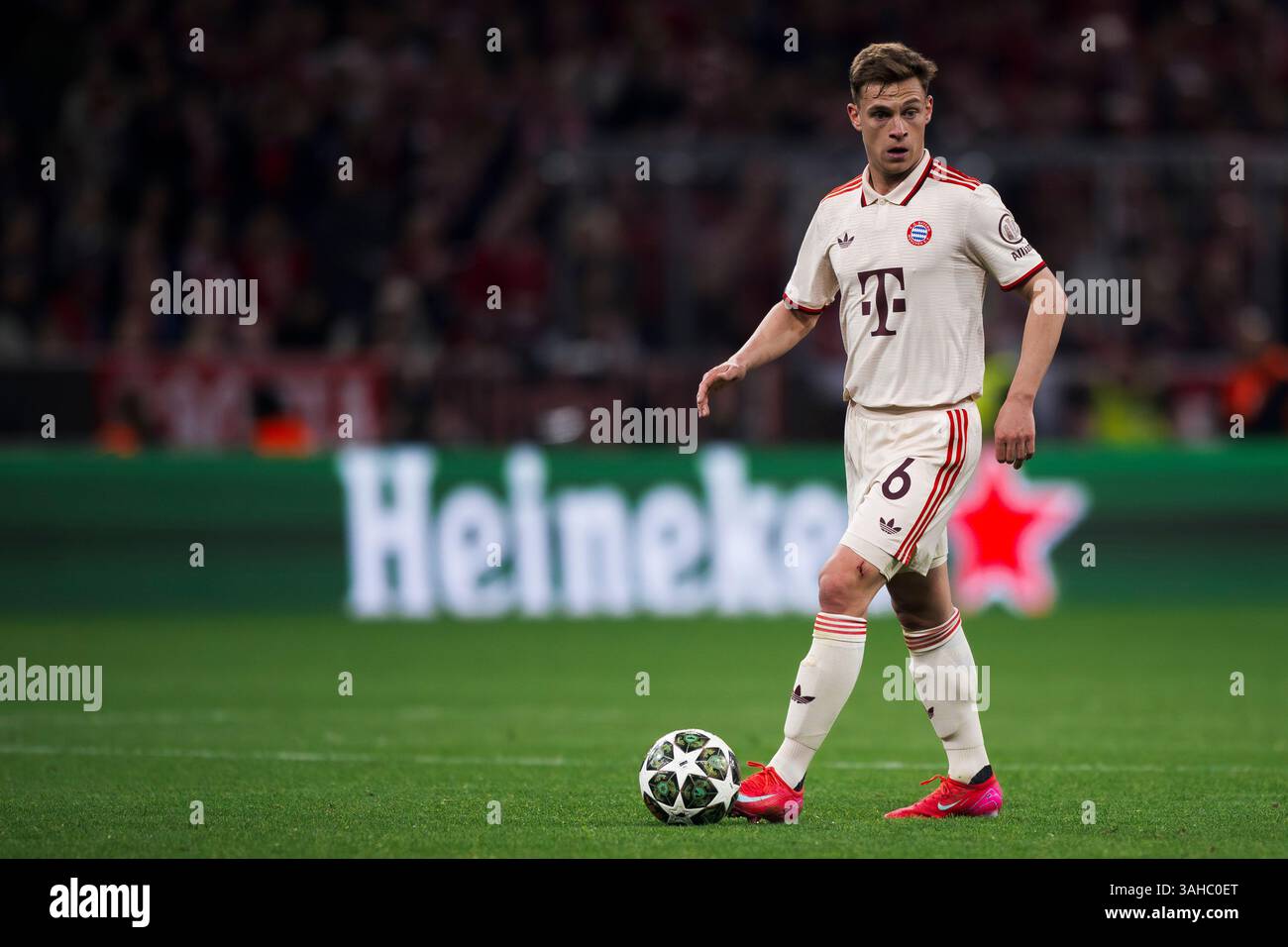 München, Deutschland. 8. April 2025. Joshua Kimmich vom FC Bayern München in der K.-o.-Phase der UEFA Champions League 2024/25 im Viertelfinale des ersten Legs zwischen dem FC Bayern München und dem FC Internazionale. Quelle: Nicolò Campo/Alamy Live News Stockfoto