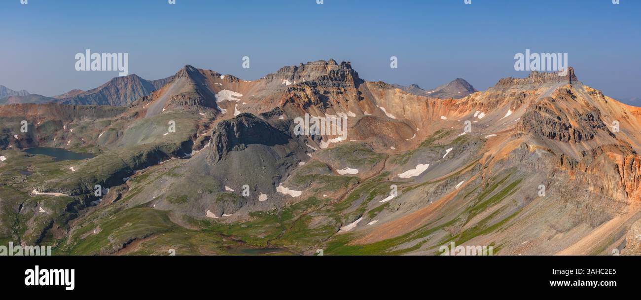 Ice Lake Basin Peaks R/L: Pilot Knob, Golden Horn, Vermillion und Fuller erheben sich über dem Fuller Lake in der San Juan Range bei Silverton Colorado. Stockfoto