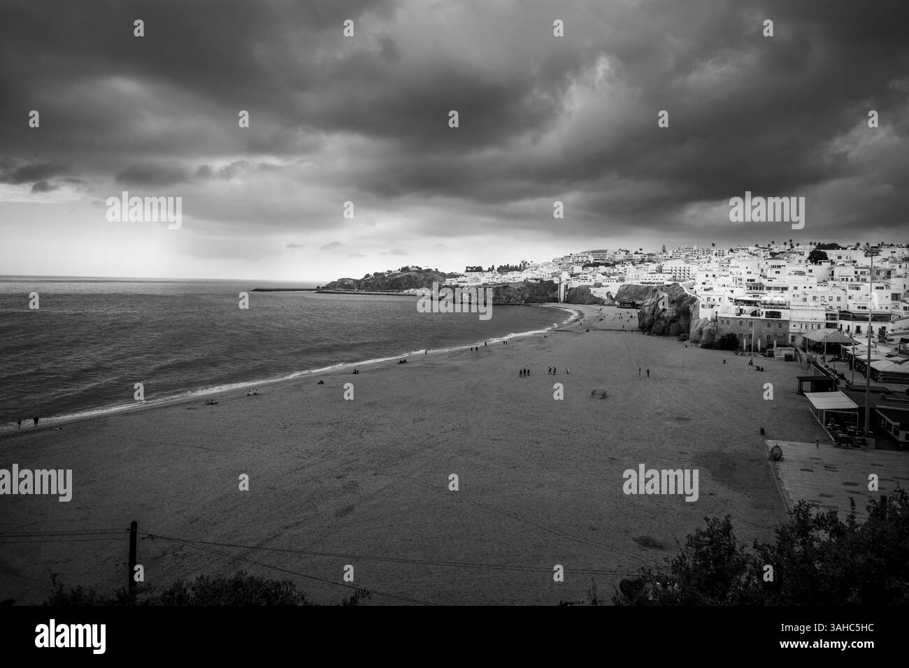 Eine wunderschöne Schwarzweiß-Schwarzweiß-Landschaft in der Natur, Naturfotografie, Landschaftsfotografie, Natur, schöne Landschaften, Portugal, Schwarzweiß. Stockfoto