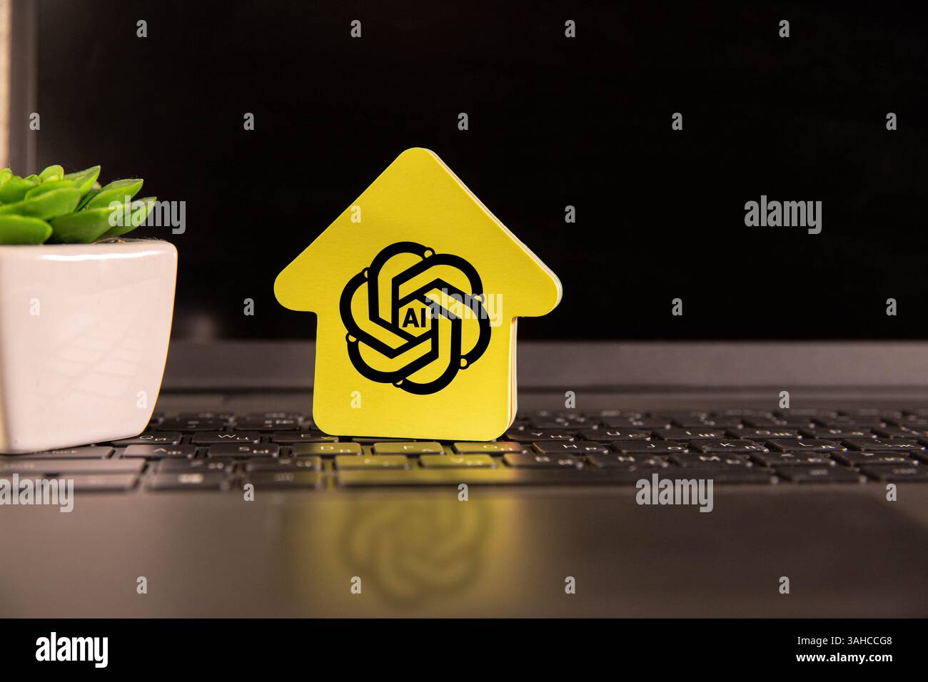 Die Hand zeigt auf die SearchGPT-Seite, die auf dem Smartphone zu sehen ist, und das offizielle OpenAI-Firmenlogo im Hintergrund. Neues AI-Suchwerkzeug. Stafford, Vereinigtes Königreich, J Stockfoto