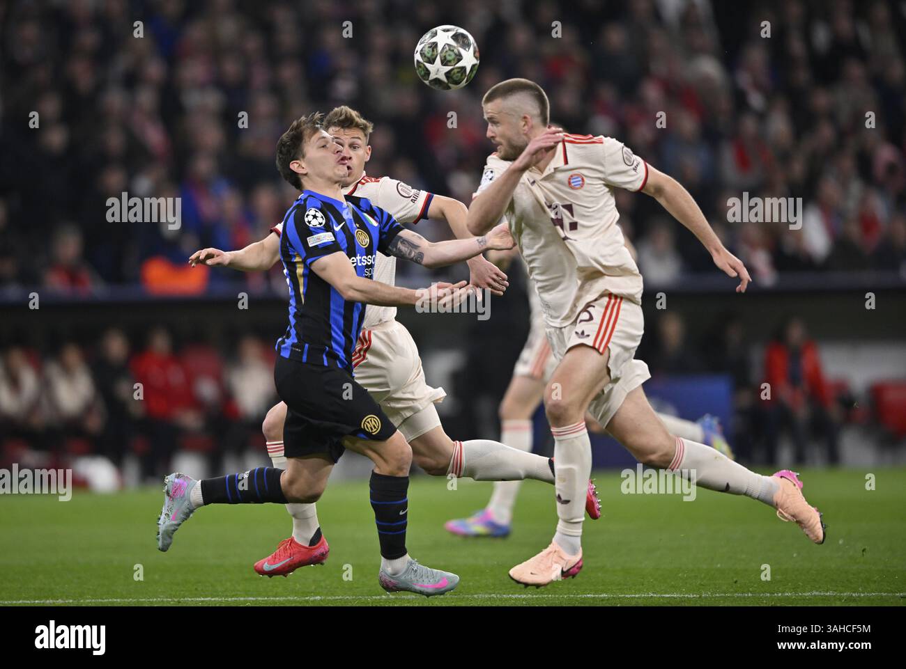 1:1, Action Eric Dier FC Bayern München FCB (15) gegen Nicolo Barella Inter Milan (23) Joshua Kimmich FC Bayern München FCB (06) Champions Leag Stockfoto