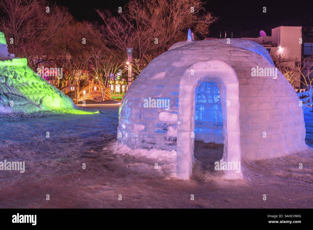 Taebeck, Südkorea. 29. Januar 2019: Vorderansicht des großen Eisblock-Iglus im Stadtzentrum während des Winterfestes Stockfoto