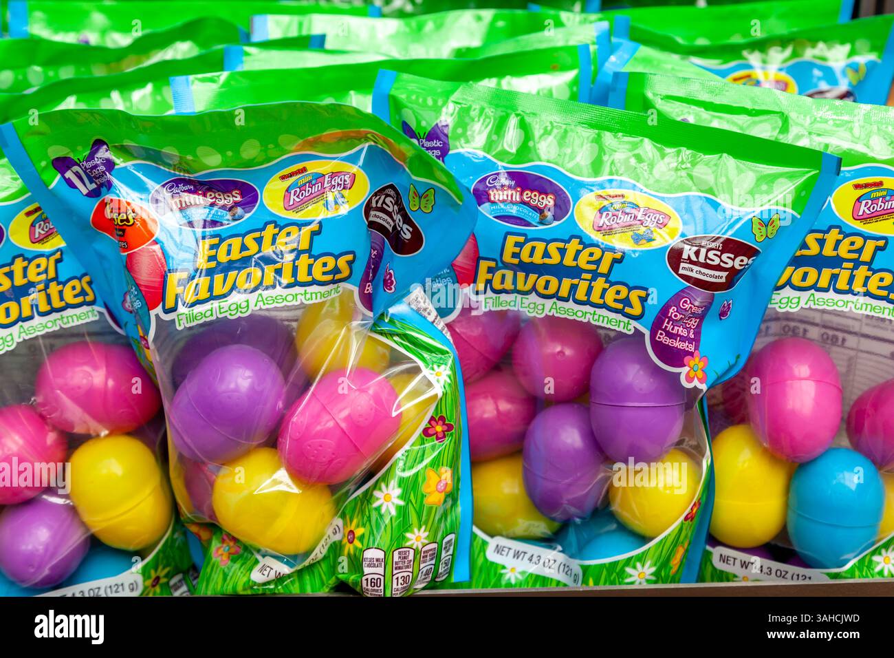 Pennsylvania, New York, USA - 2. März 2020: Viele Beutel mit Hershey’s gefüllten Plastikeiern für die Ostereierjagd. Stockfoto