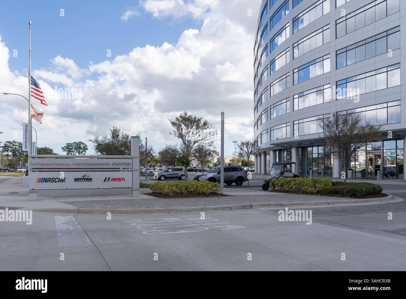Ein Ausweisschild am International Motorsports Center mit NASCAR, Daytona International speedway und IMSA-Schildern in Daytona Beach, FL, USA. Stockfoto
