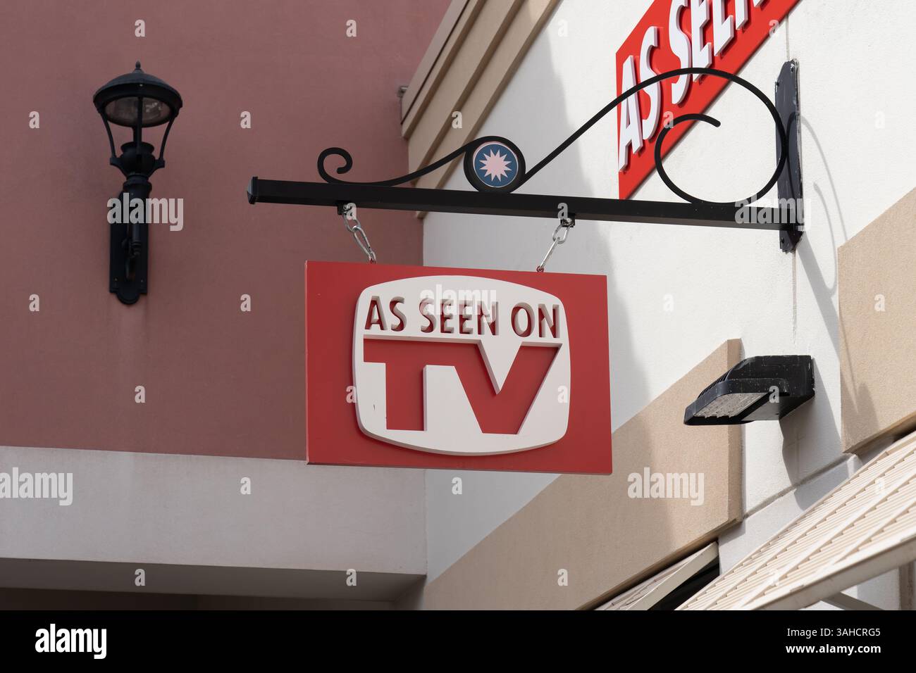Orlando, Florida, USA – 21. Januar 2022: WIE AUF DEM TV-Store-Schild zu SEHEN, ist in Orlando, Florida, USA zu sehen. Stockfoto