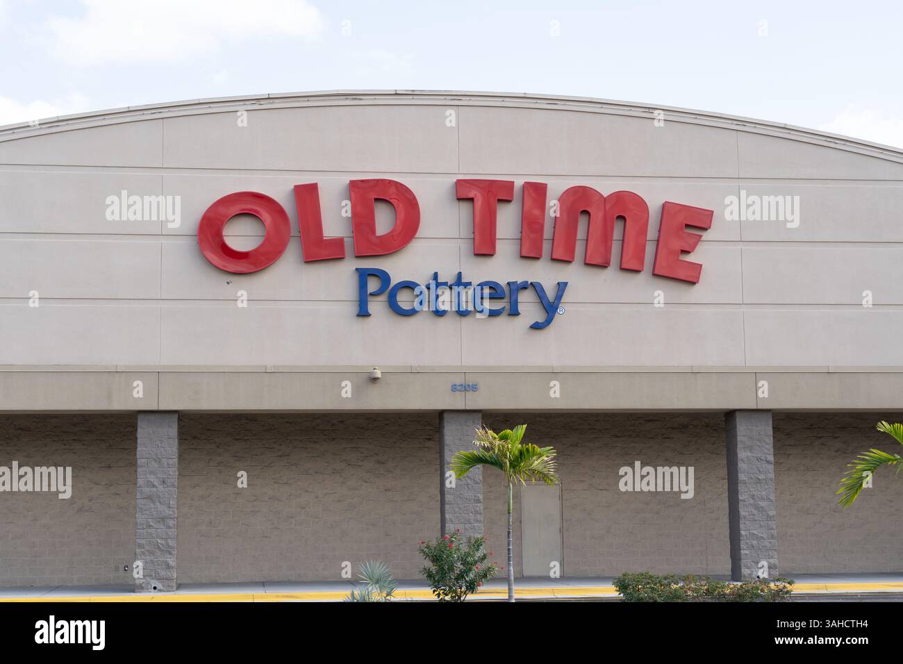 Orlando, FL, USA - 5. Januar 2022: Ein Old Time Pottery Store in Orlando, FL, USA. Stockfoto