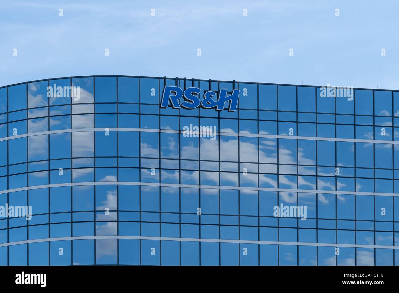 RS- und H-Firmenlogo, das am Westshore Center-Bürogebäude am Westshore Blvd in Tampa, Florida, angebracht ist Stockfoto