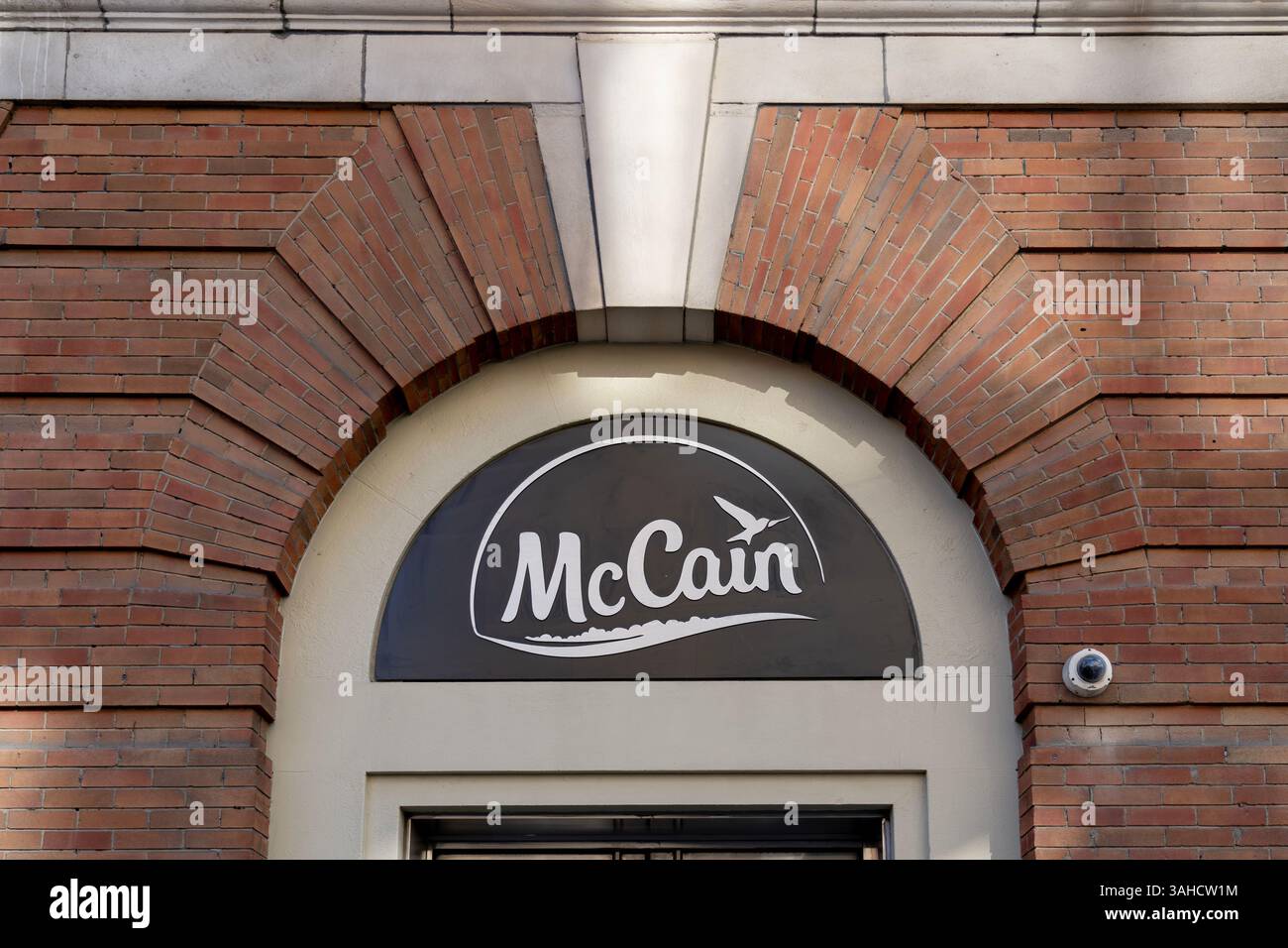 Toronto, Kanada - 28. November 2020: Nahaufnahme des McCain-Signals in der Hauptniederlassung in der King St W in Toronto. Stockfoto