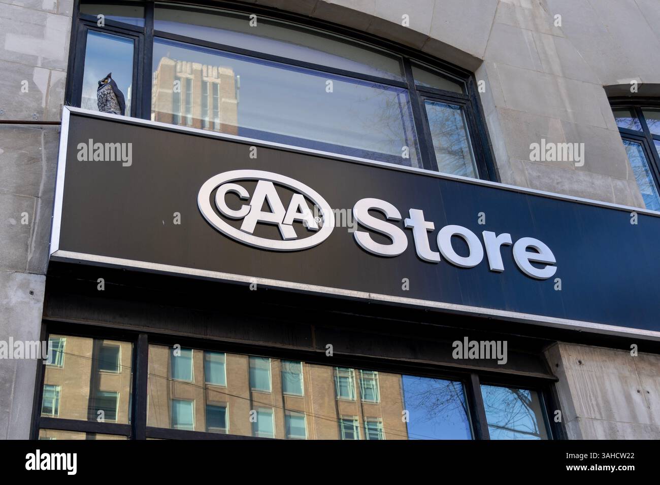 Toronto, Kanada - 28. November 2020: Nahaufnahme des CAA Store-Schilds auf dem Gebäude in Toronto. Stockfoto