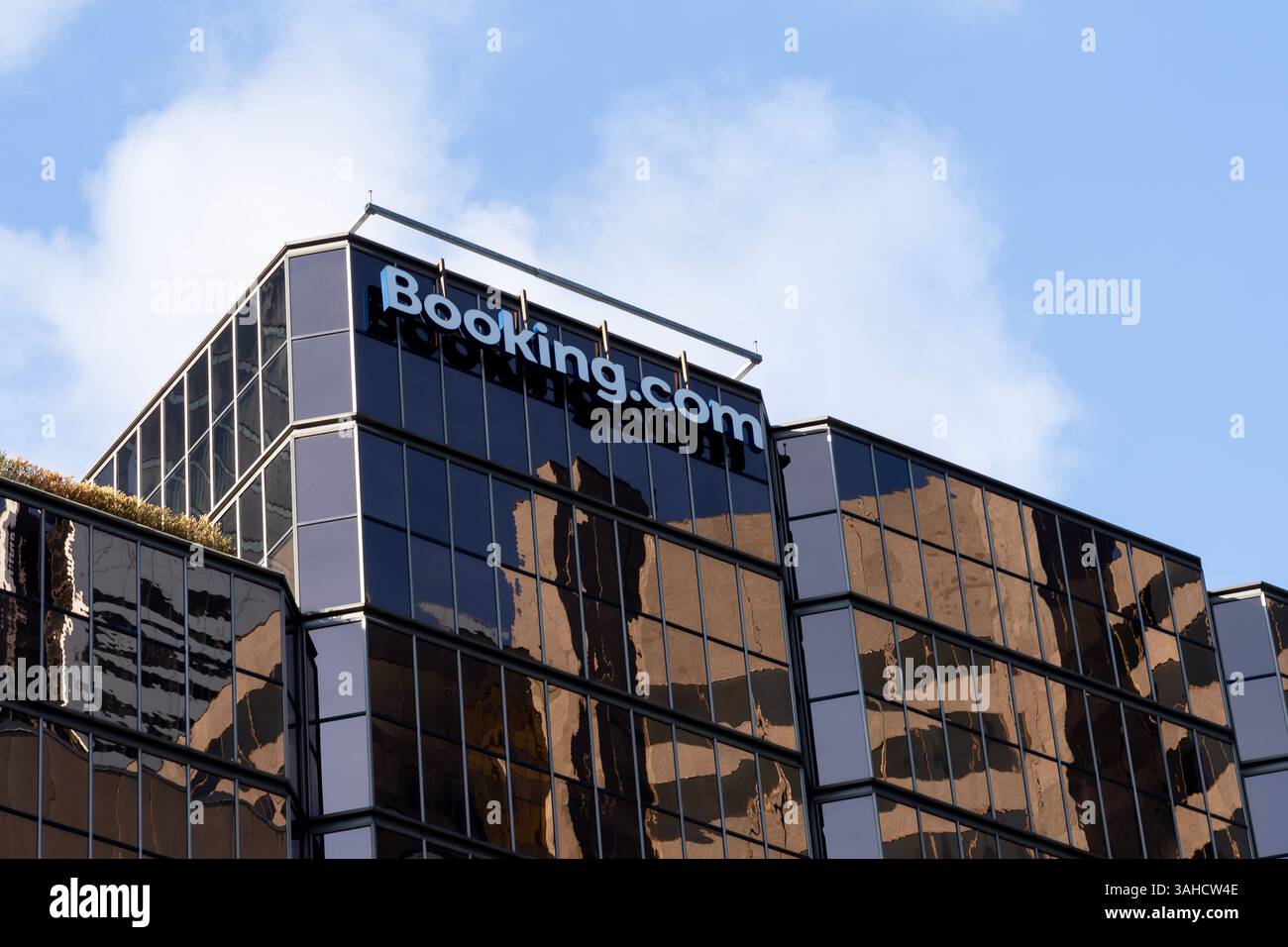 Toronto, Kanada - 28. November 2020: Booking.com Schild auf dem Gebäude des Customer Call Centers in Toronto, Kanada. Stockfoto