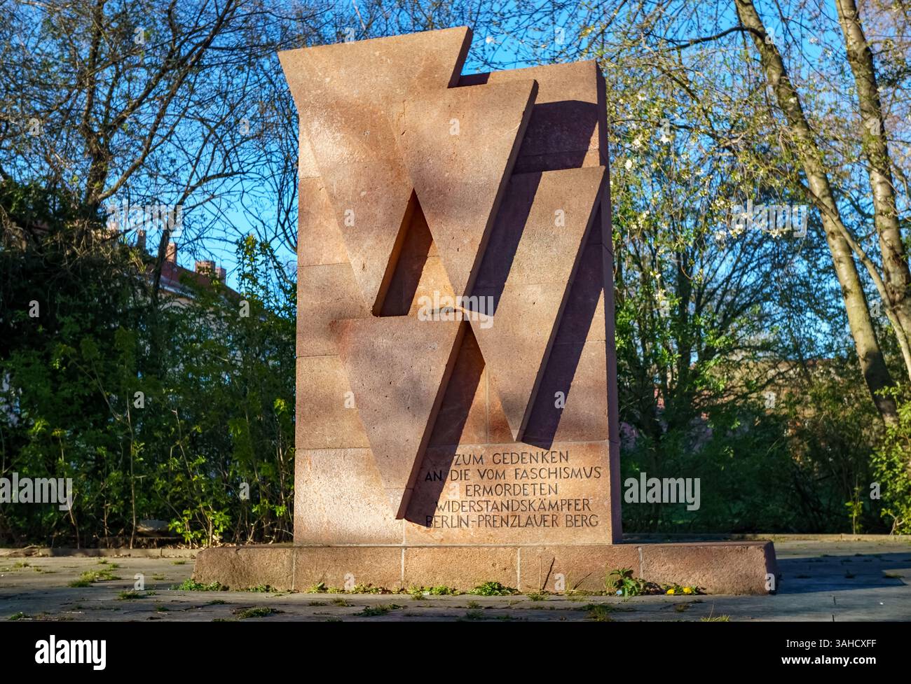 Gedenkstätte in Berlin-Prenzlauer Berg zu Ehren antifaschistischer Widerstandskämpfer, die während des NS-Regimes ermordet wurden, fotografiert an einem klaren Frühlingstag. Stockfoto