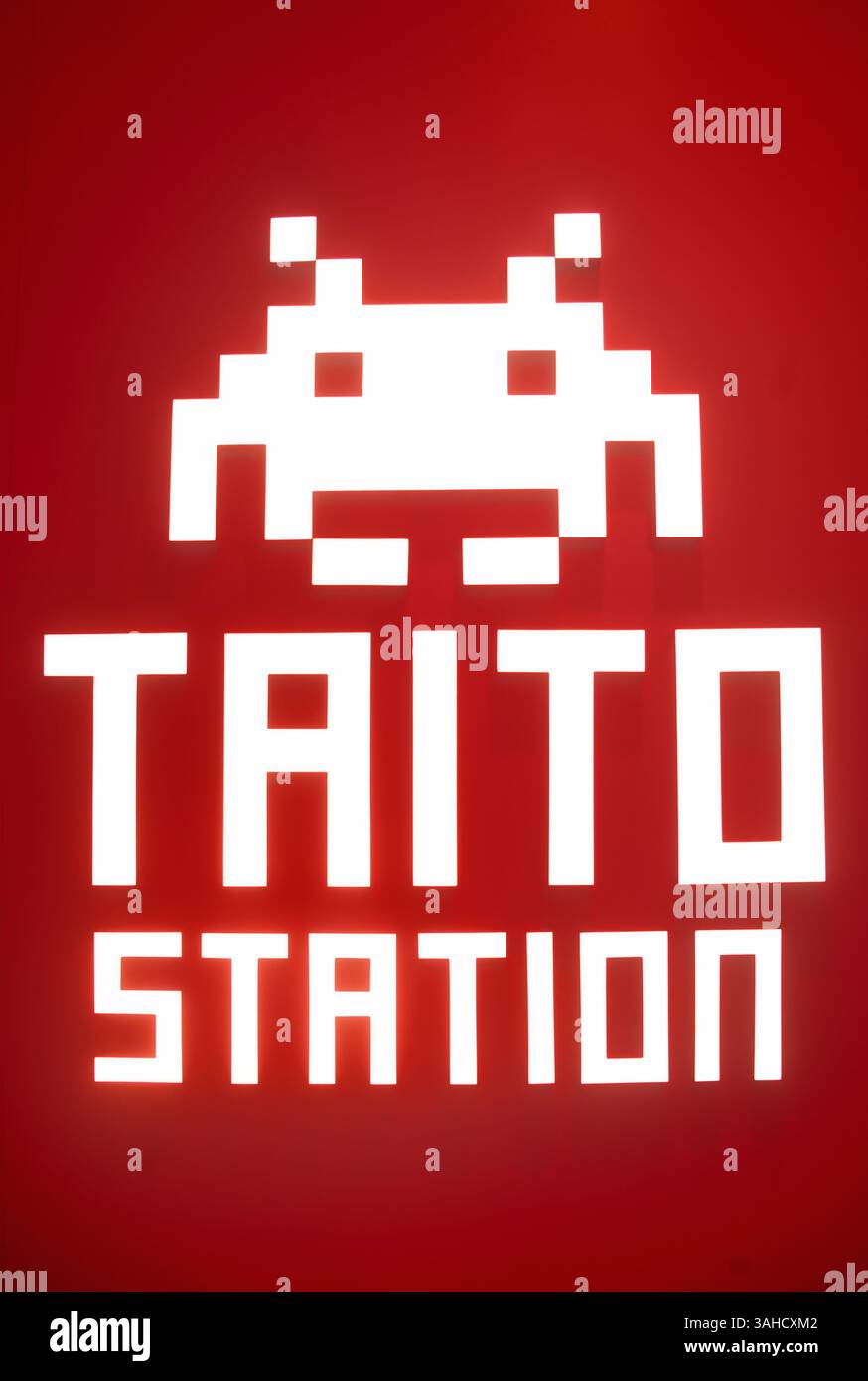 Schild der Taito Station, Japans führende Spielcenter-Ketten Stockfoto