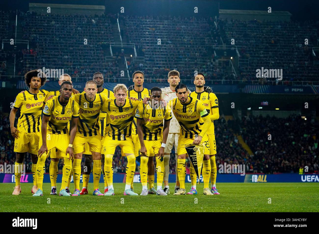Barcelona, Spanien. April 2025. Die Borussia Dortmund Tram-Gruppe spielte am 9. April 2025 im Lluis Companys Stadion in Barcelona Spanien während des UEFA Champions League-Spiels, im Viertelfinale und im ersten Legs zwischen dem FC Barcelona und Borussia Dortmund. (Foto: Bagu Blanco/PRESSINPHOTO) Credit: PRESSINPHOTO SPORTS AGENCY/Alamy Live News Stockfoto