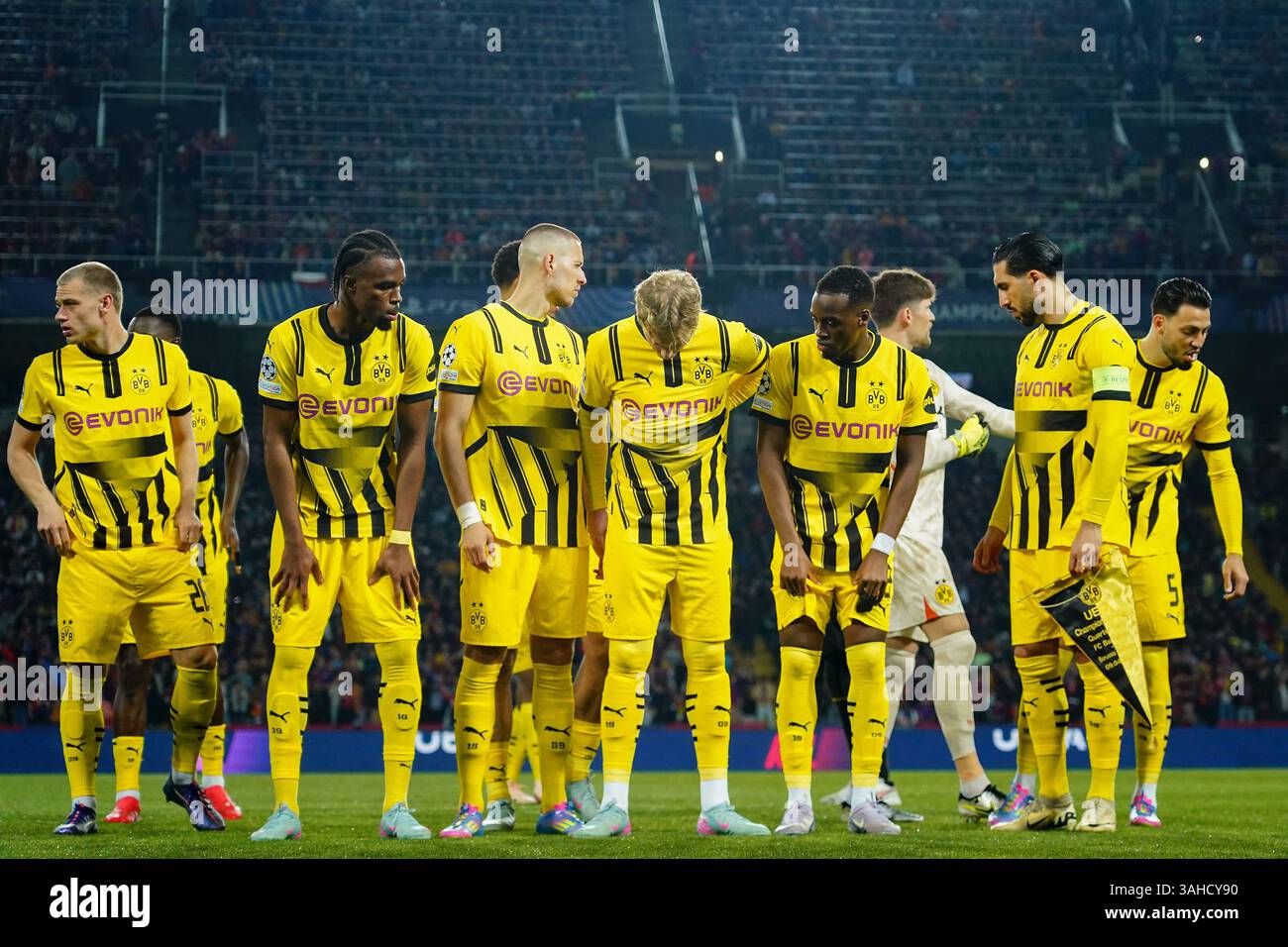 Barcelona, Spanien. April 2025. Die Borussia Dortmund Tram-Gruppe spielte am 9. April 2025 im Lluis Companys Stadion in Barcelona Spanien während des UEFA Champions League-Spiels, im Viertelfinale und im ersten Legs zwischen dem FC Barcelona und Borussia Dortmund. (Foto: Bagu Blanco/PRESSINPHOTO) Credit: PRESSINPHOTO SPORTS AGENCY/Alamy Live News Stockfoto