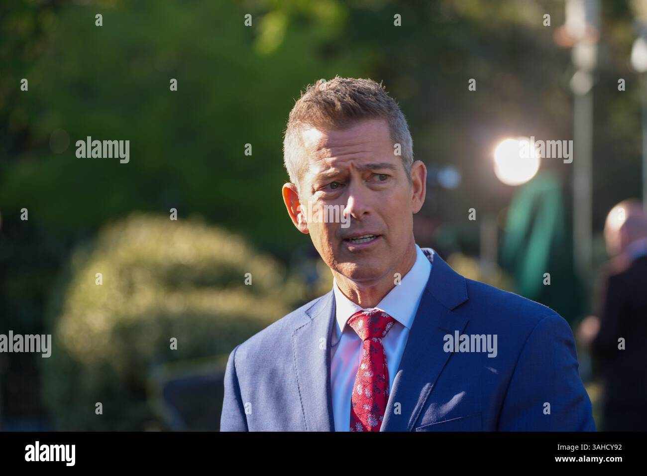 9. April 2025, Washington, District of Columbia, USA: Verkehrsminister Sean Duffy sprach mit den Medien, nachdem der Präsident eine Zollaussetzung für 90 Tage angekündigt und eine Exekutivverordnung unterzeichnet hatte, um den Schiffbau in den Vereinigten Staaten zu erhöhen. (Kreditbild: © Andrew Leyden/ZUMA Press Wire) NUR REDAKTIONELLE VERWENDUNG! Nicht für kommerzielle ZWECKE! Stockfoto