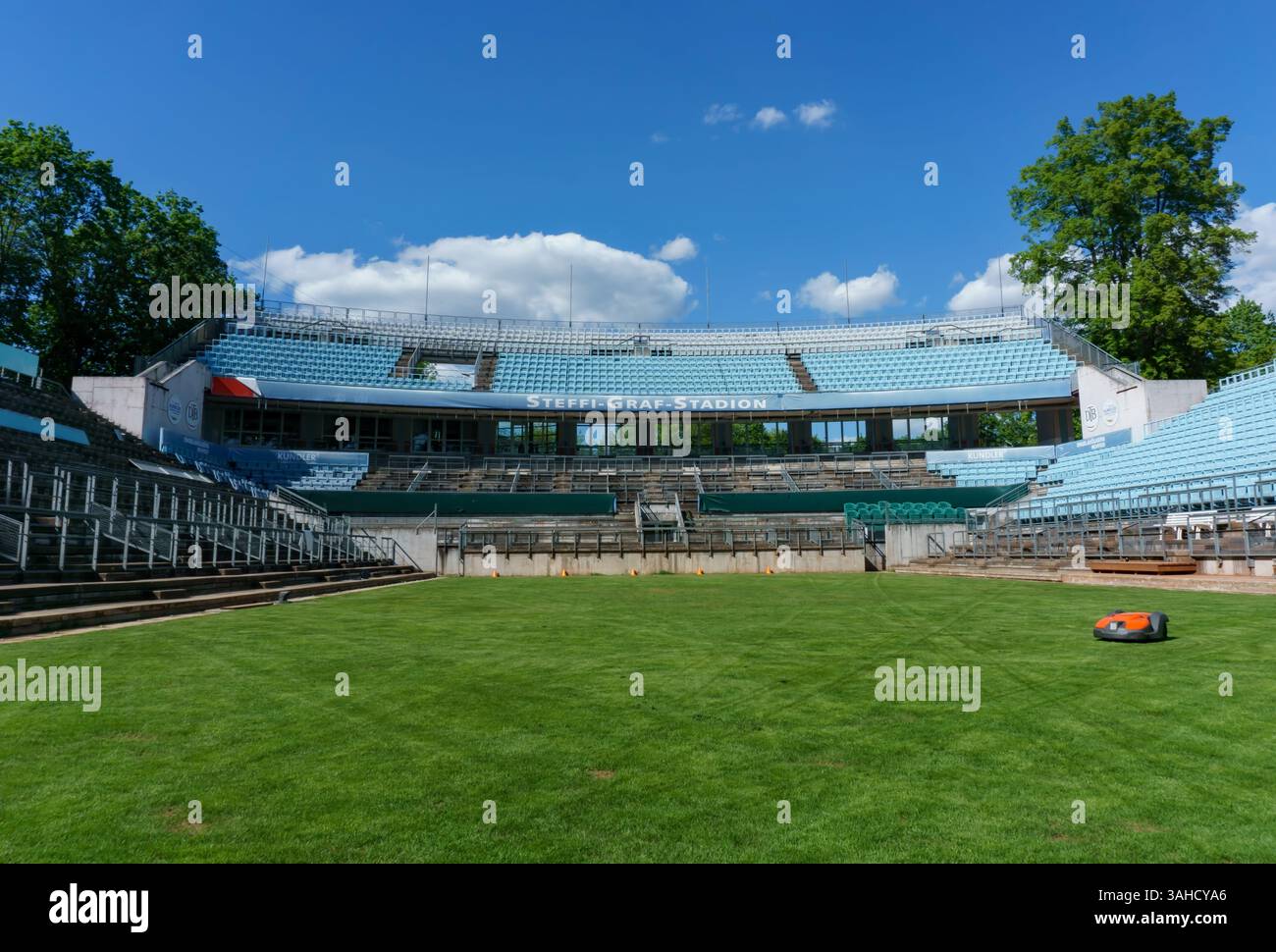 Das Steffi Graf Stadion in Berlin Grunewald ist ein berühmter Tennisplatz, der nach der berühmten deutschen Tennislegende benannt wurde und leer unter blauem Himmel zu sehen ist. Stockfoto