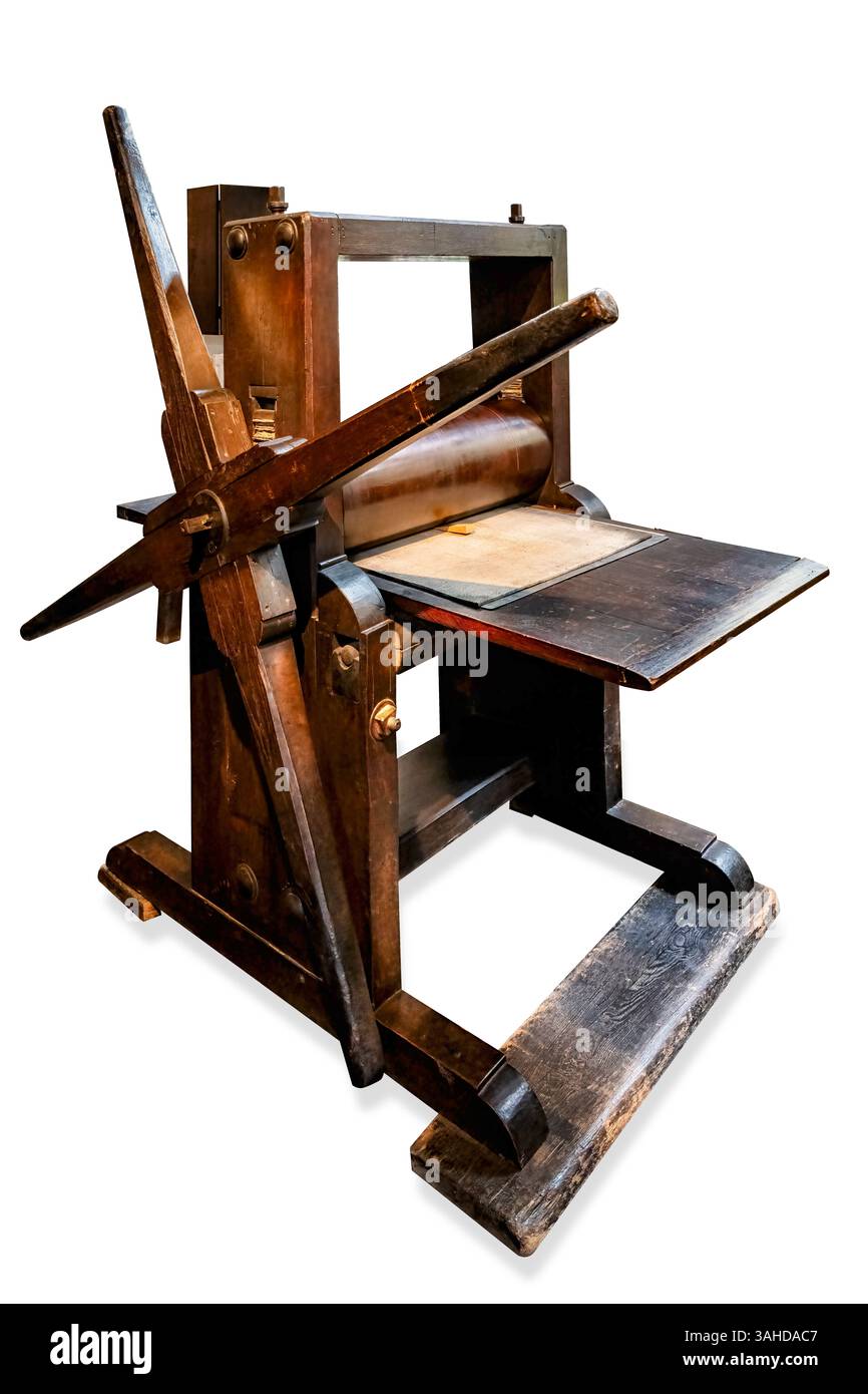 Alte Kupferdruckpresse, um 1714. Isoliert auf weißem Hintergrund. Beschneidungspfad Stockfoto