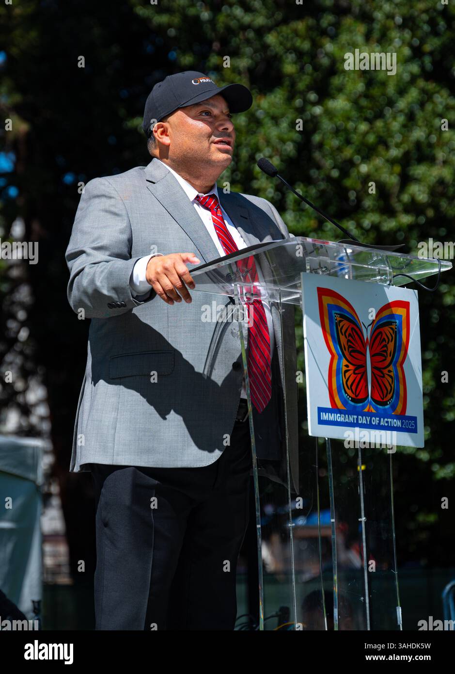Sacramento, CA USA - 9. April 2025: Abgeordneter José Luis Solache, Jr. vom 62. Distrikt, spricht beim Aktionstag der Immigranten im Kapitol Stockfoto