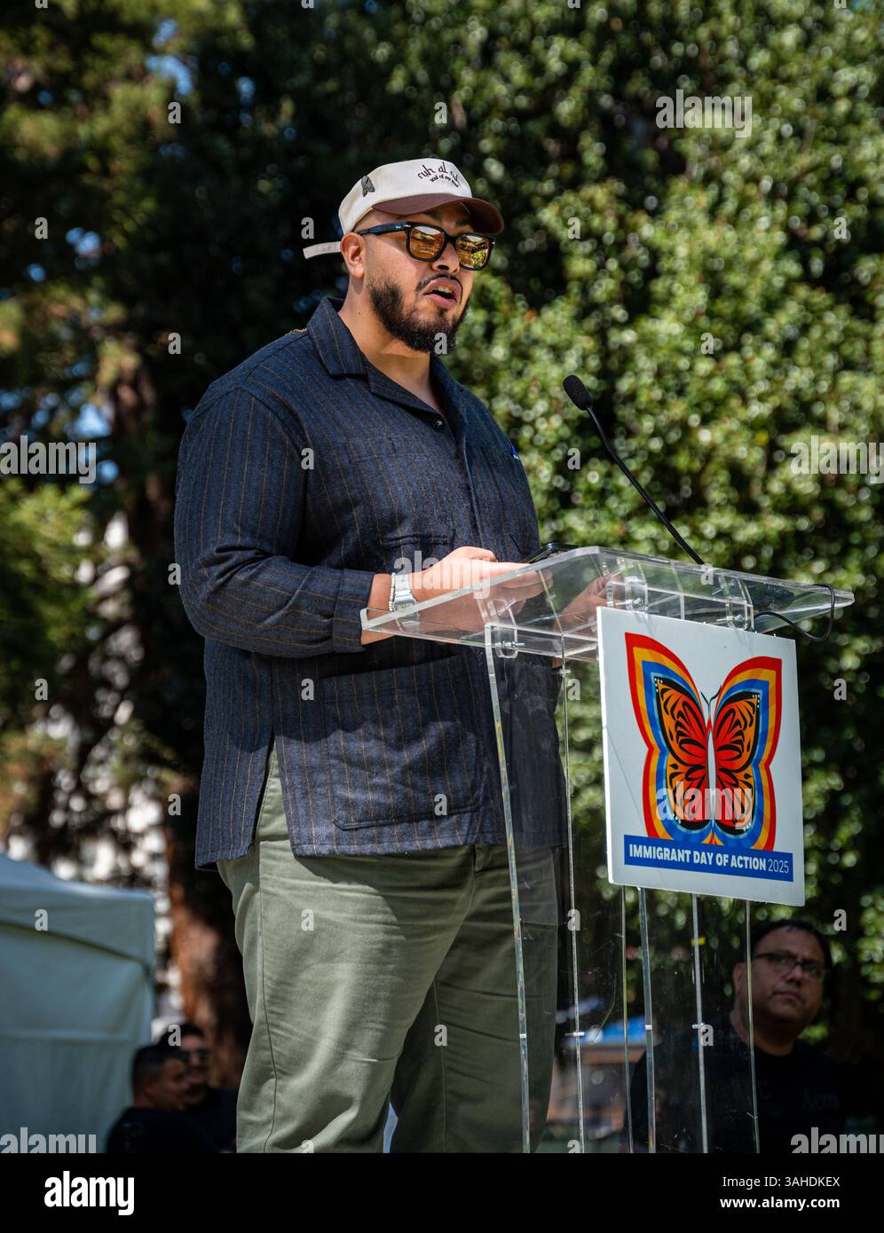 Sacramento, CA USA - 9. April 2025: Der Spoken Word-Künstler Ossama Kamel liest sein Gedicht auf der Bühne beim 2025 Immigrant Day of Action im Capitol. Stockfoto