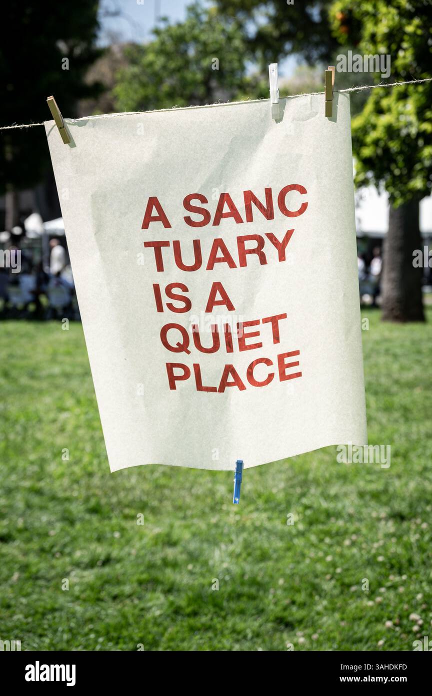 Ein Schild, das an einer Schnur hängt, auf dem steht, dass das Heiligtum ein ruhiger Ort ist. Einwanderung, Zuflucht Stockfoto