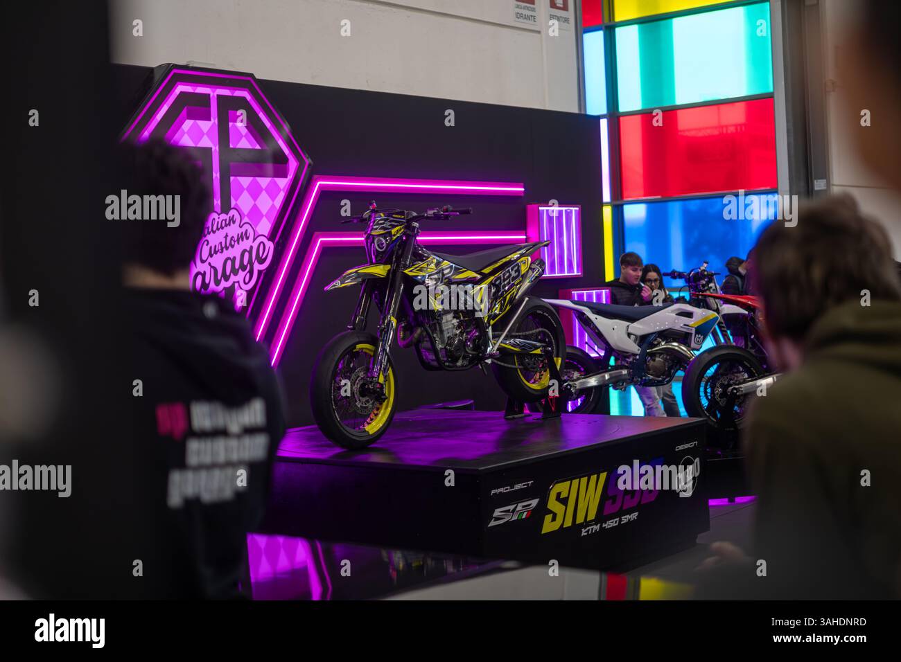 Verona, Italien: 2025 01 24 MBE Motor Bike Expo Custom Motorrad und Custom Muscle Car Event Schwarz Gelb KTM 450 SMR Custom Display. Hochwertige Fotos Stockfoto