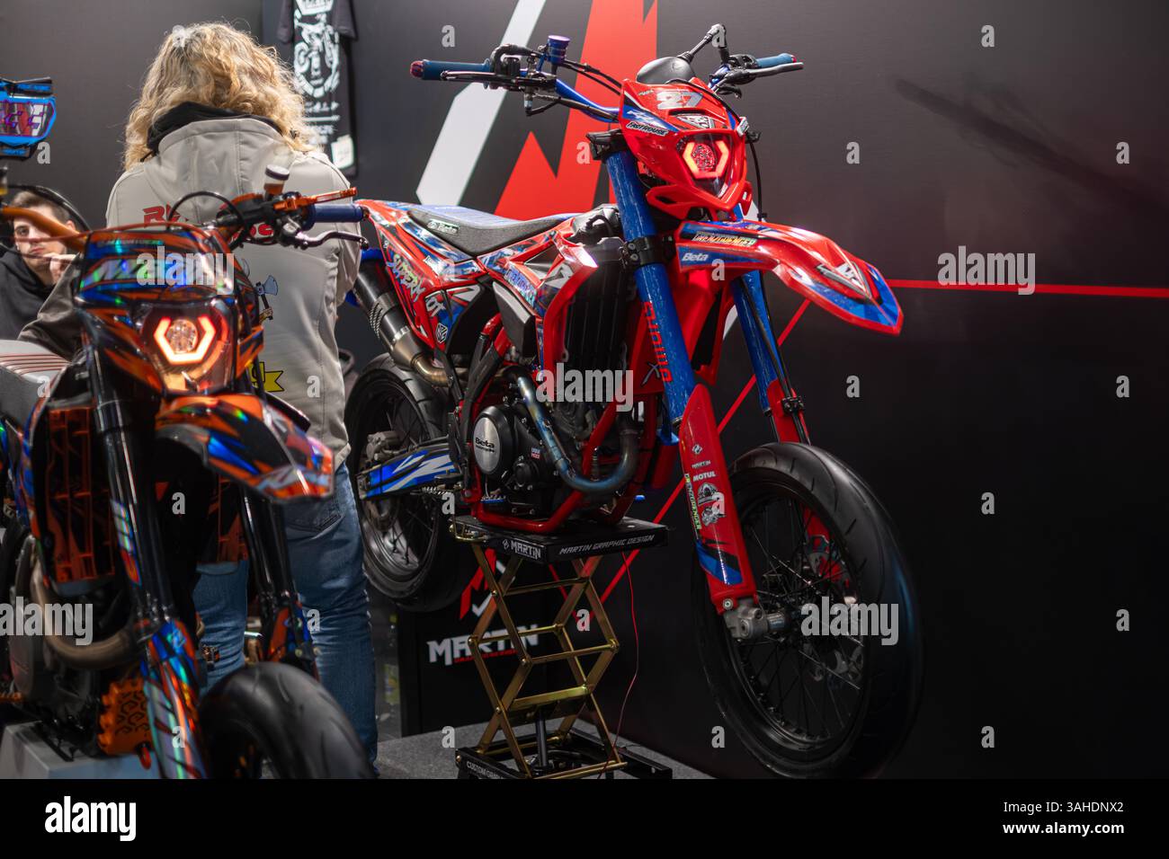 Verona, Italien: 2025 01 24 MBE Motor Bike Expo Custom Motorrad und Custom Muscle Car Event Rot Blau Beta RR 300 Supermoto Display. Hochwertige Fotos Stockfoto