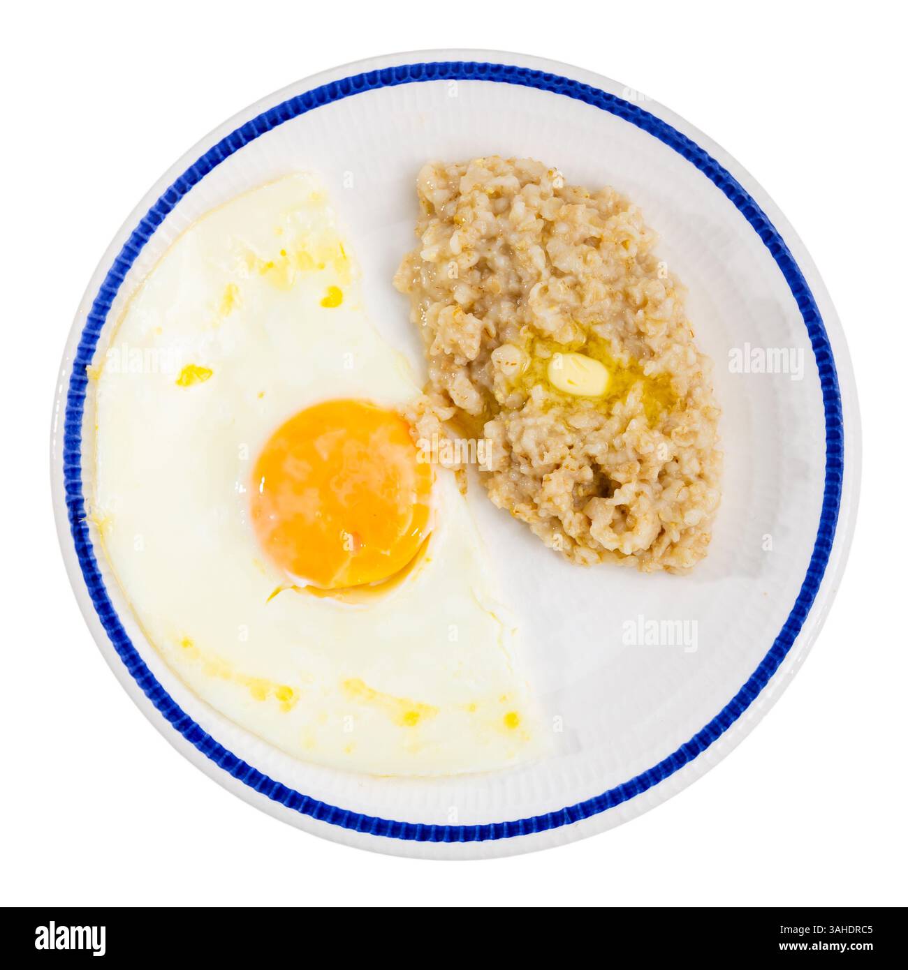 Frühstück mit Rührei und Haferbrei mit Butter aus der Nähe Stockfoto