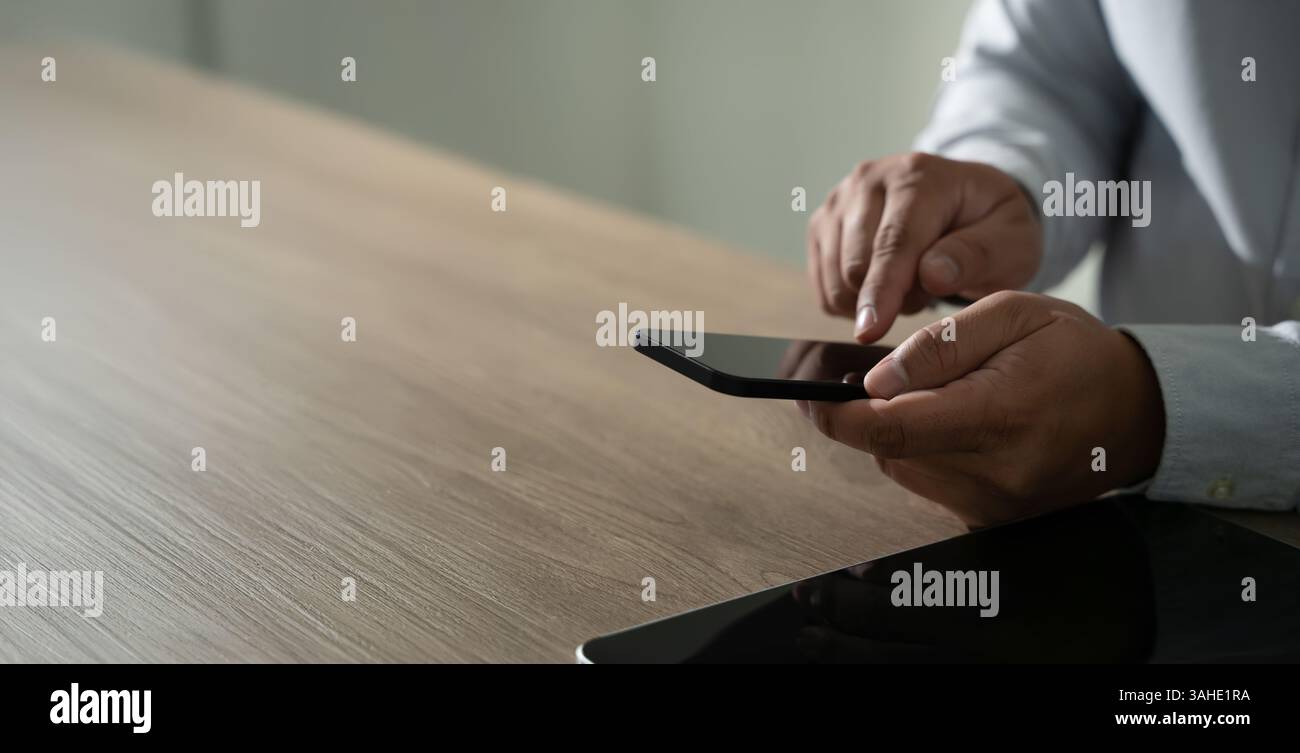Mann hält die Hände und benutzt ein digitales Tablet Mobiltelefon mit leerem Kopierraum Stockfoto