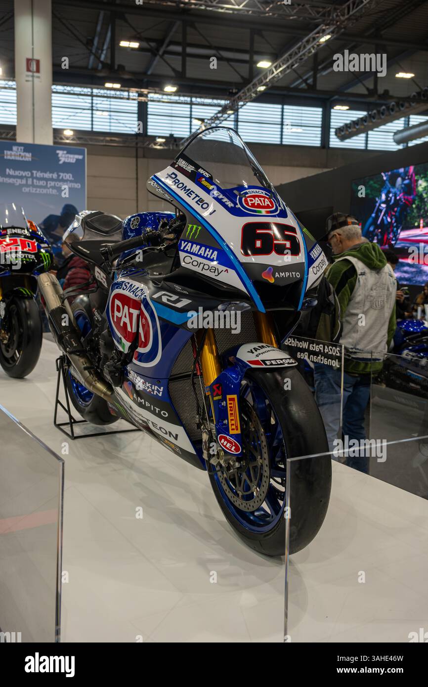 Verona, Italien: 2025 01 24 MBE Motor Bike Expo Custom Motorrad und Custom Muscle Car Event Yamaha R1 Superbike World Championship Display. Hochwertige Fotos Stockfoto