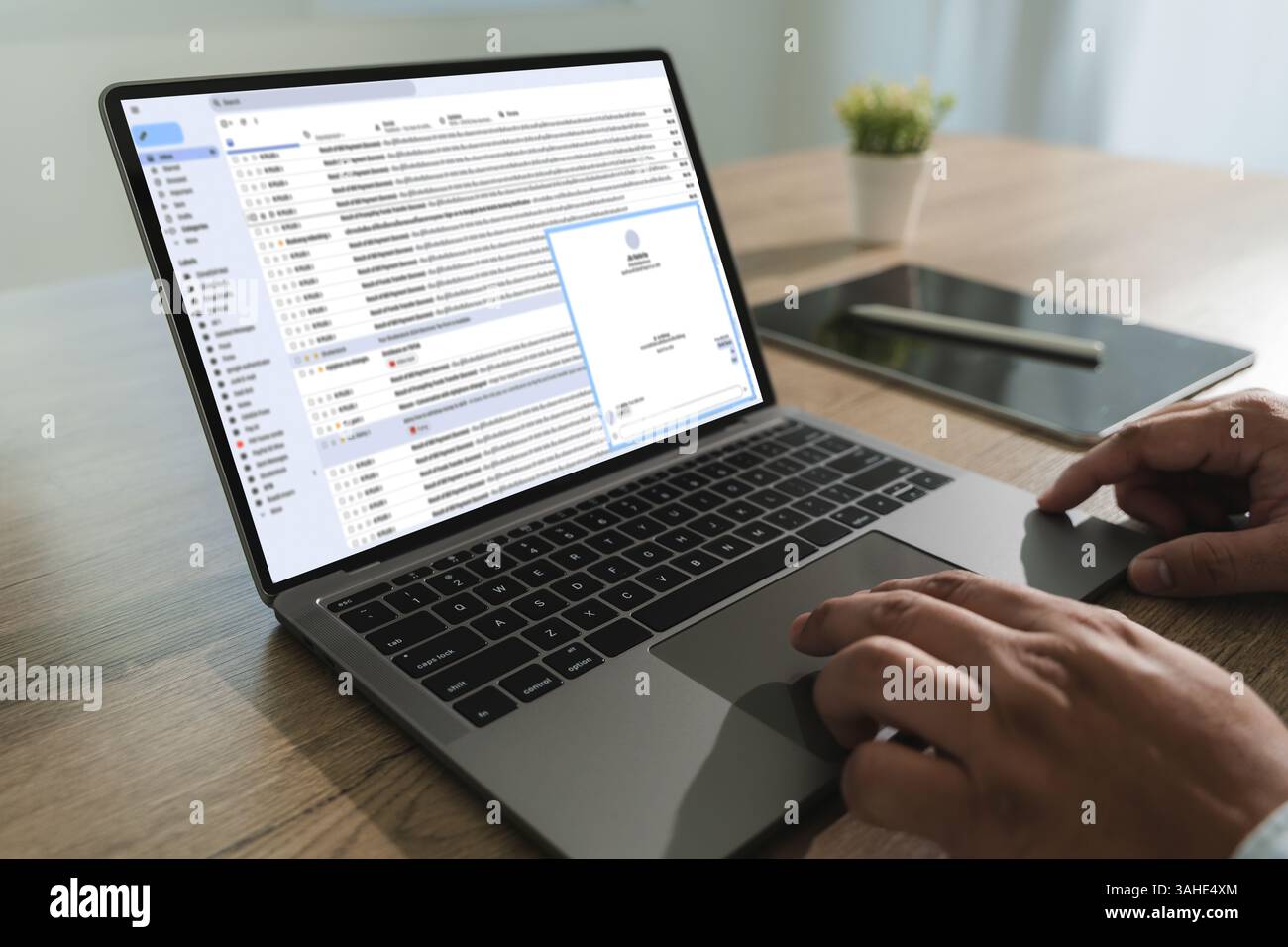 E-Mail-Kommunikation der Mann schreibt auf dem Laptop, öffnet E-Mail und Chat Kontakt für Geschäftskommunikation Stockfoto