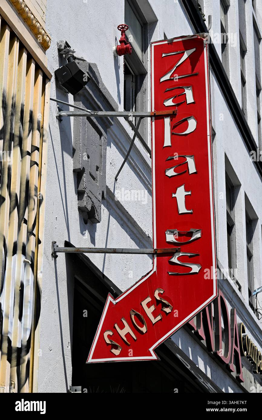 LOS ANGELES, KALIFORNIEN - 7. APR 2025: Rotes Pfeilschild Zapatas Schuhe in der Innenstadt von Los Angeles Stockfoto