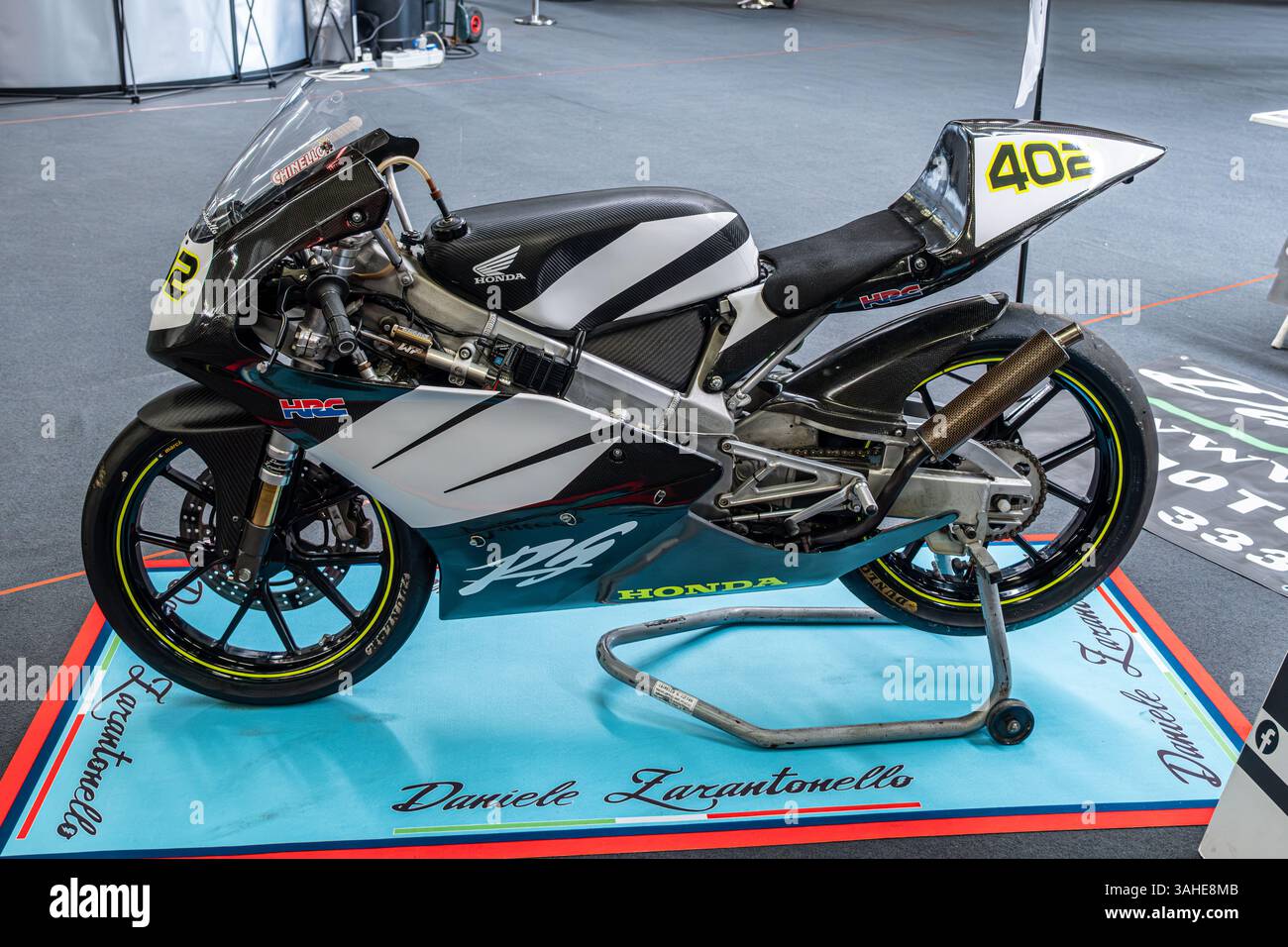 Modena, Italien: 2025 03 30 Motor fest Expo Motorrad Schwarz weiß Honda RS125 GP Racing Motorrad Display. Hochwertige Fotos Stockfoto