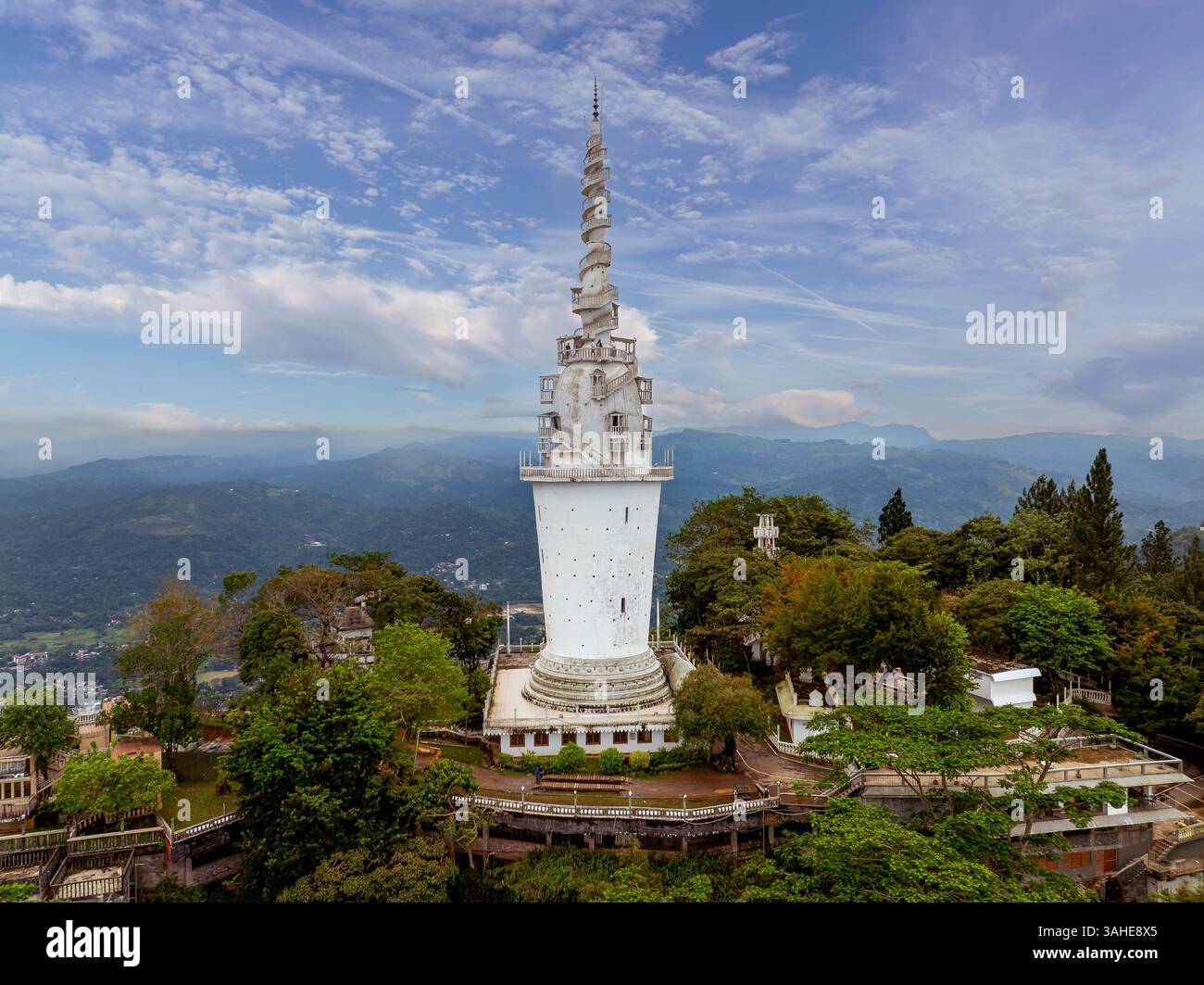 Der Ambuluwawa Tower in Gampola, Sri Lanka, erhebt sich auf einem üppigen Berg und bietet einen Panoramablick und ein einzigartiges Spiraldesign, das kulturelle und kulturelle Elemente symbolisiert Stockfoto