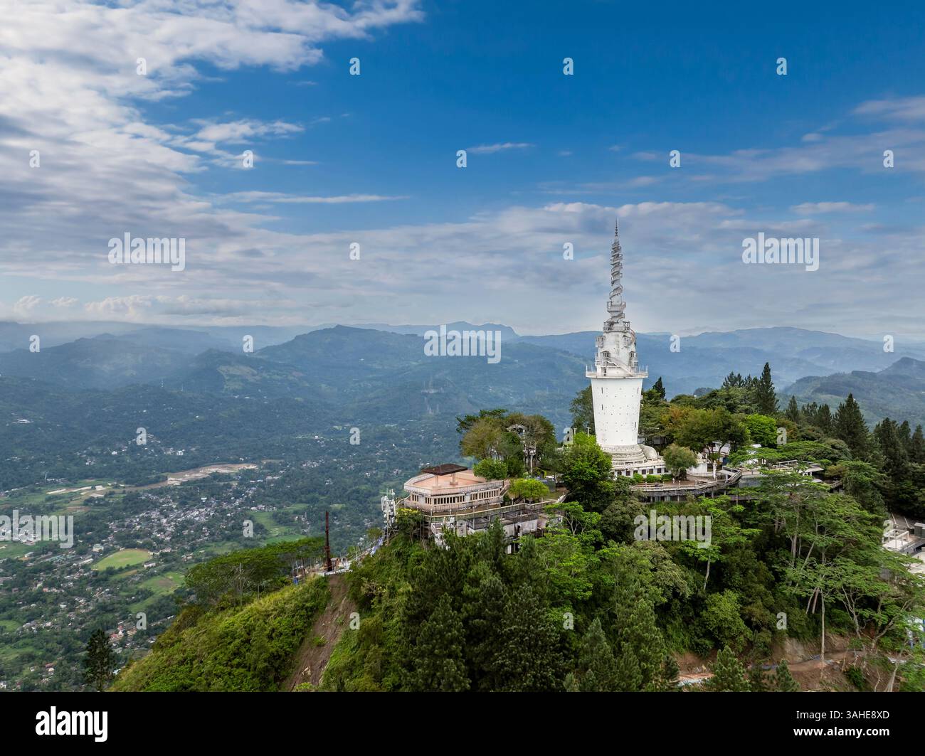 Der Ambuluwawa Tower in Gampola, Sri Lanka, erhebt sich auf einem üppigen Berg und bietet einen Panoramablick und ein einzigartiges Spiraldesign, das kulturelle und kulturelle Elemente symbolisiert Stockfoto