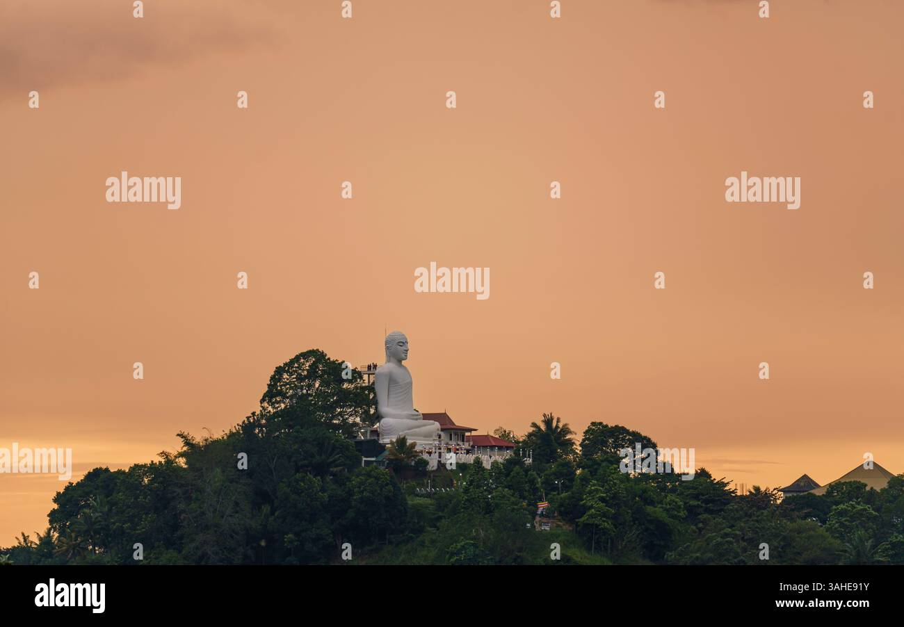 Sri Maha Bodhi Viharaya befindet sich in Bahirawakanda, Kandy, Sri Lanka, und ist bekannt für seine majestätische, 88 m hohe weiße Buddha-Statue in Dhyana Mudra, Symboli Stockfoto
