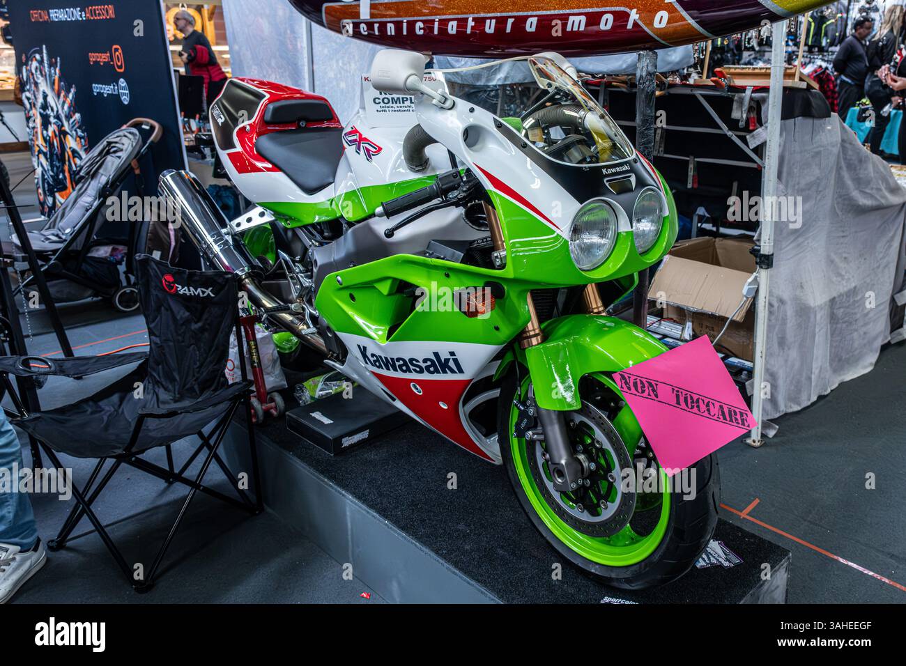 Modena, Italien: 2025 03 30 Motor fest Expo Motorrad Classic Grün weiß Kawasaki Motorrad Display ZXR 750. Hochwertige Fotos Stockfoto