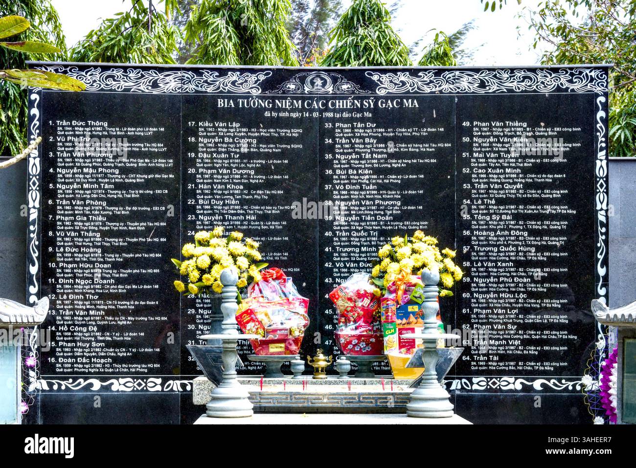 Denkmal für die 64 Marinesoldaten, die 1988 von chinesischen Invasoren am Johnson South Reef (Spratly) getötet wurden, Cam Hai Dong, Provinz Khanh Hoa, Vietnam Stockfoto