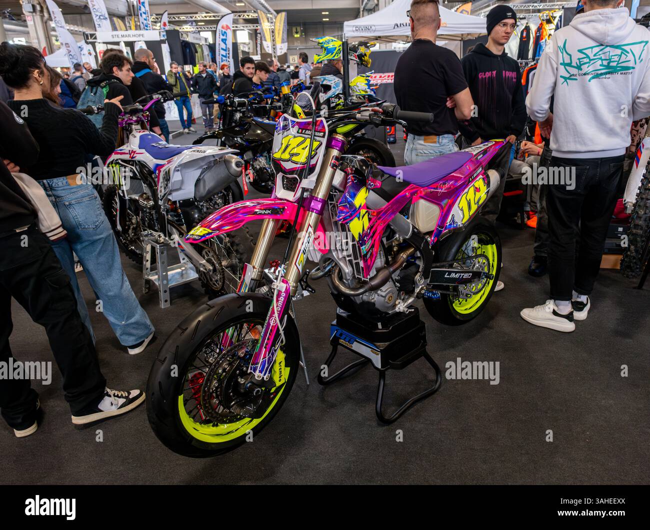Verona, Italien: 2025 01 24 MBE Motor Bike Expo Custom Motorrad und Custom Muscle Car Event Bunte Husqvarna FS 450 Supermoto Display at Event. Hochwertige Fotos Stockfoto