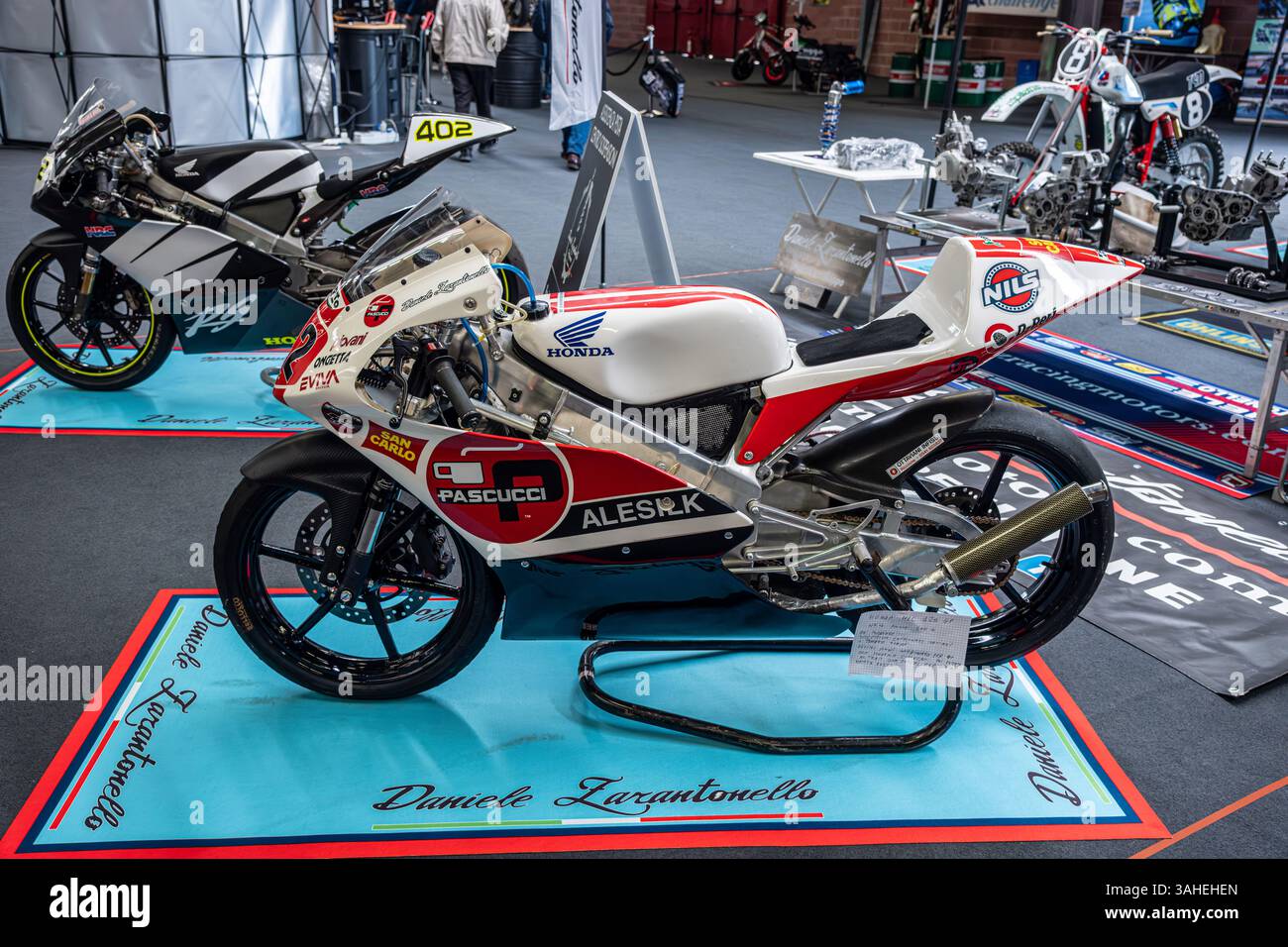 Modena, Italien: 2025 03 30 Motor fest Expo Motorrad weiß Rot Honda NSF250R Racing Motorrad Display. Hochwertige Fotos Stockfoto
