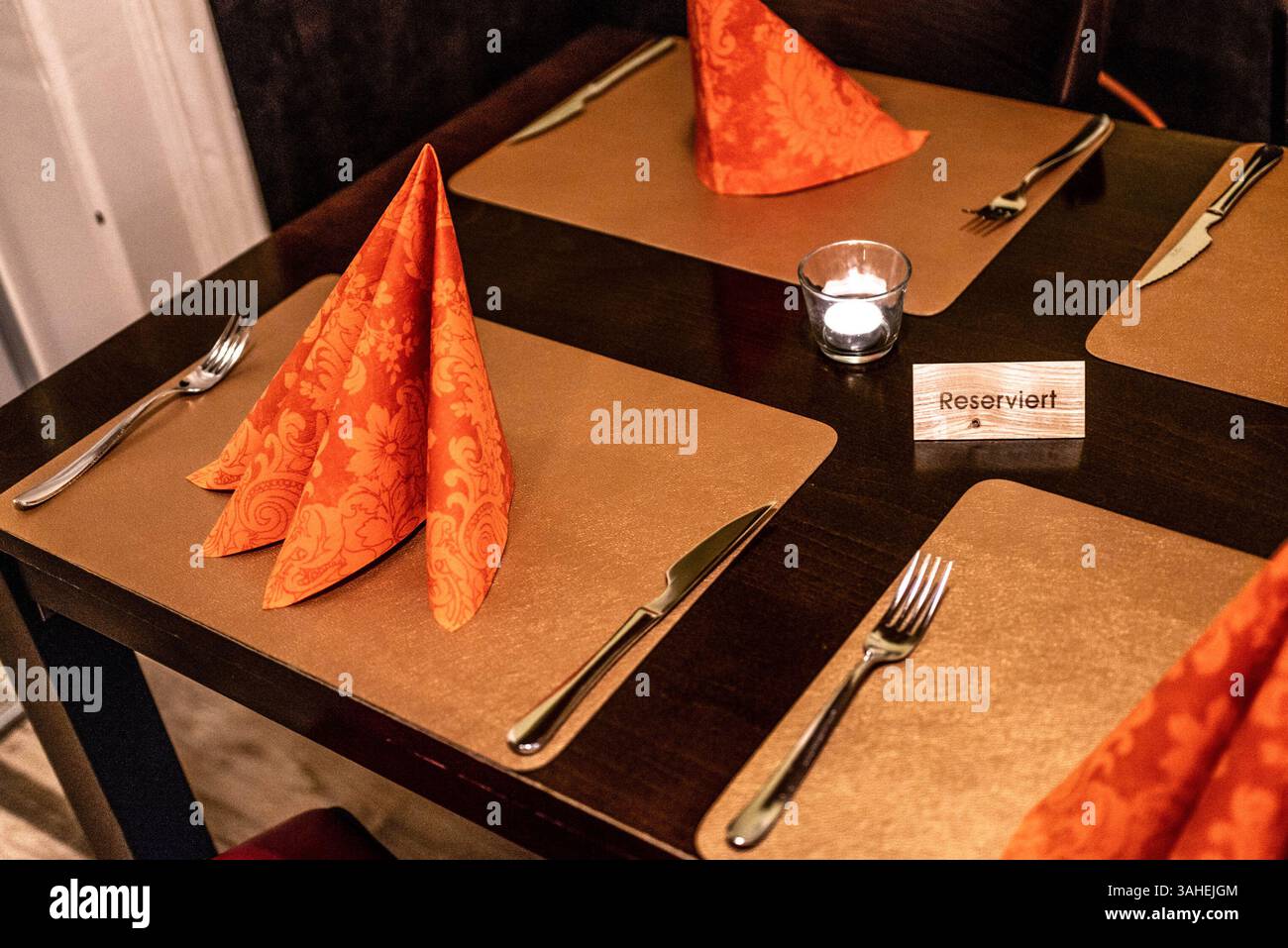 Schild mit „German Reserved“ auf dem Tisch eines Restaurants in einer deutschen Stadt. Stockfoto