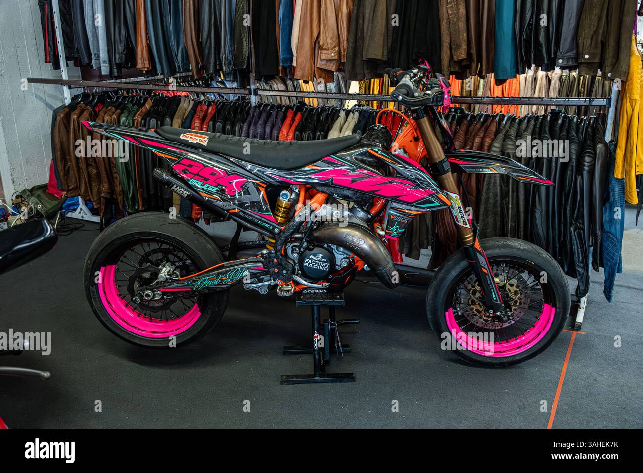 Modena, Italien: 2025 03 30 Motor fest Expo Motorrad VIBRANT KTM EXC 125 Supermoto Display in Innenräumen. Hochwertige Fotos Stockfoto