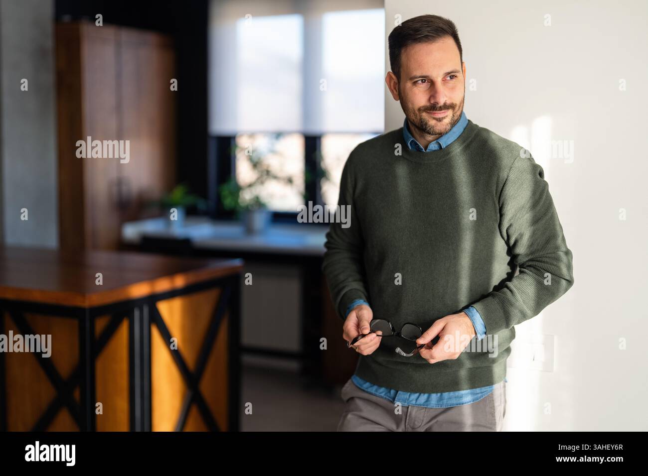 Porträt des glücklichen Erfolgs ausgewogener Mann lacht, genießt die kleinen Dinge im Leben. Glückliche Menschen Stockfoto