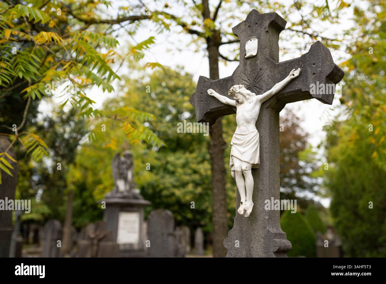 Nahaufnahme eines Kruzifix auf dem Friedhof von Roermond in den Niederlanden Stockfoto