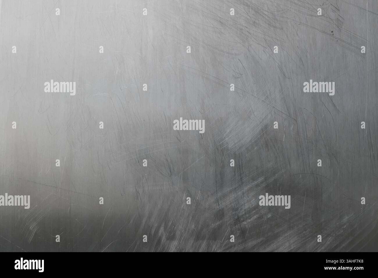 Nahaufnahme altes gebürstetes Aluminiumblech mit zerkratztem Faltenhintergrund Stockfoto