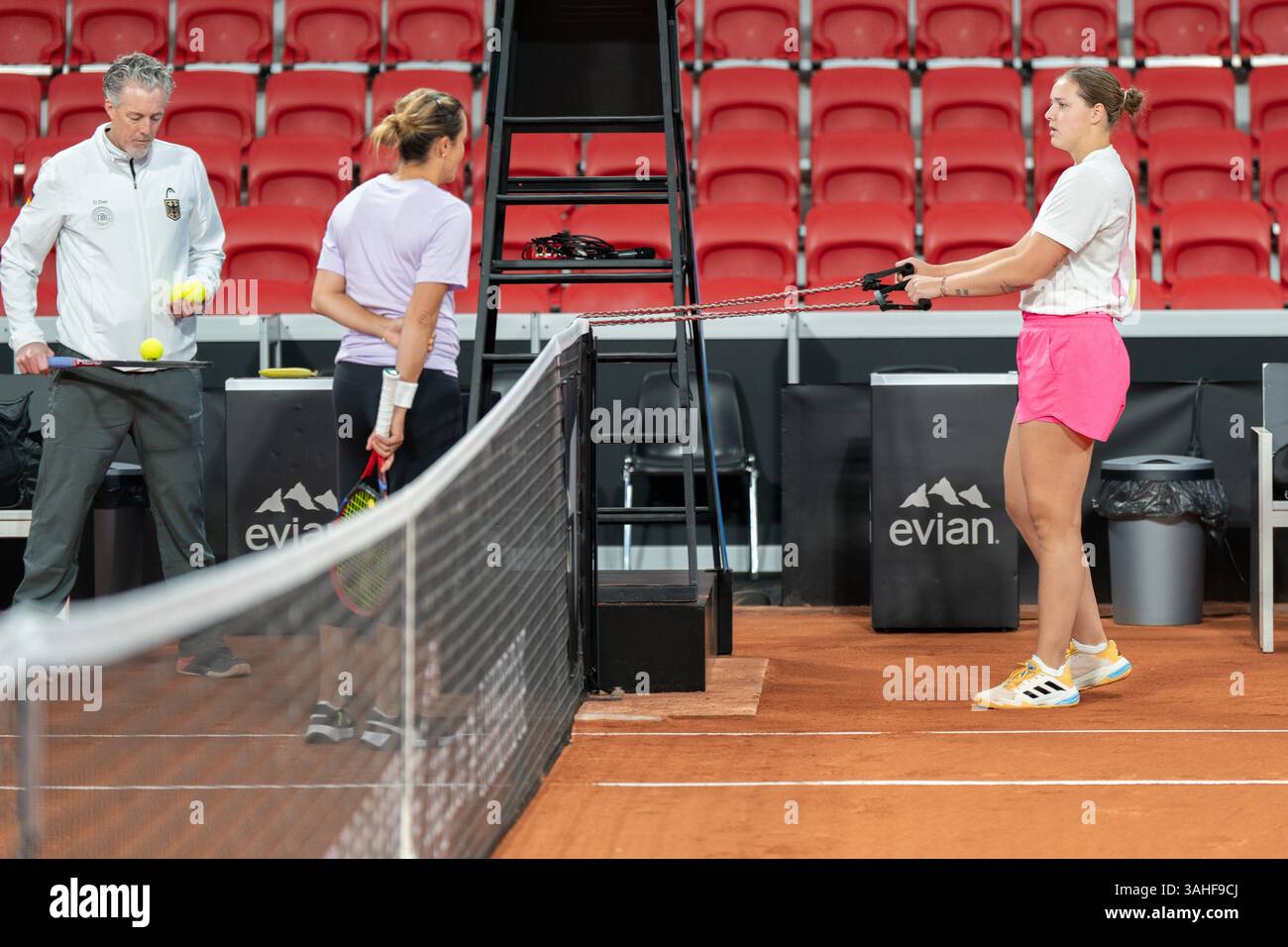 Den Haag, Niederlande. April 2025. DEN HAAG, NIEDERLANDE - 9. APRIL: Jule Niemeier aus Deutschland und Tatjana Maria aus Deutschland vor dem Billie Jean King Cup Qualifikationsspiel zwischen Deutschland und den Niederlanden auf dem Sportcampus Zuiderpark am 9. April 2025 in den Haag, Niederlande. (Foto: Marleen Fouchier/BSR Agency) Credit: BSR Agency/Alamy Live News Stockfoto