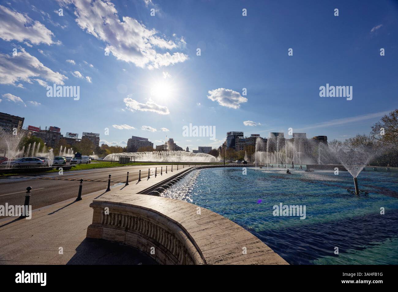 Malerische und spektakuläre Stadtlandschaft mit der riesigen Piața / Piata Unirii in Bukarest, Rumänien, mit Wasserfontänen und künstlichen Seen Stockfoto
