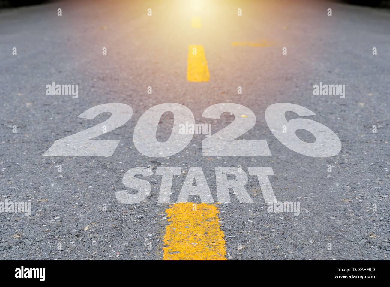 Leere Asphaltstraße und Neujahrskonzept 2026. Fahren auf einer leeren Straße in den Bergen bis 2025, 2026 und lassen alte Jahre hinter sich. Konzept f Stockfoto