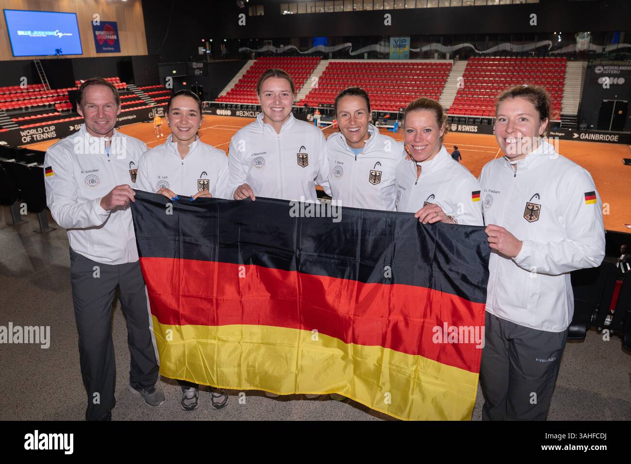 Den Haag, Niederlande. April 2025. DEN HAAG, NIEDERLANDE - 9. APRIL: Rainer Schuettler, Eva Lys, Jule Niemeier, Anne-Lena Friedsam, Tatjana Maria und Laura Siegemund, Deutschland vor dem Billie Jean King Cup Qualifikationsspiel zwischen Deutschland und den Niederlanden am 9. April 2025 im Sportcampus Zuiderpark in den Haag, Niederlande. (Foto: Marleen Fouchier/BSR Agency) Credit: BSR Agency/Alamy Live News Stockfoto
